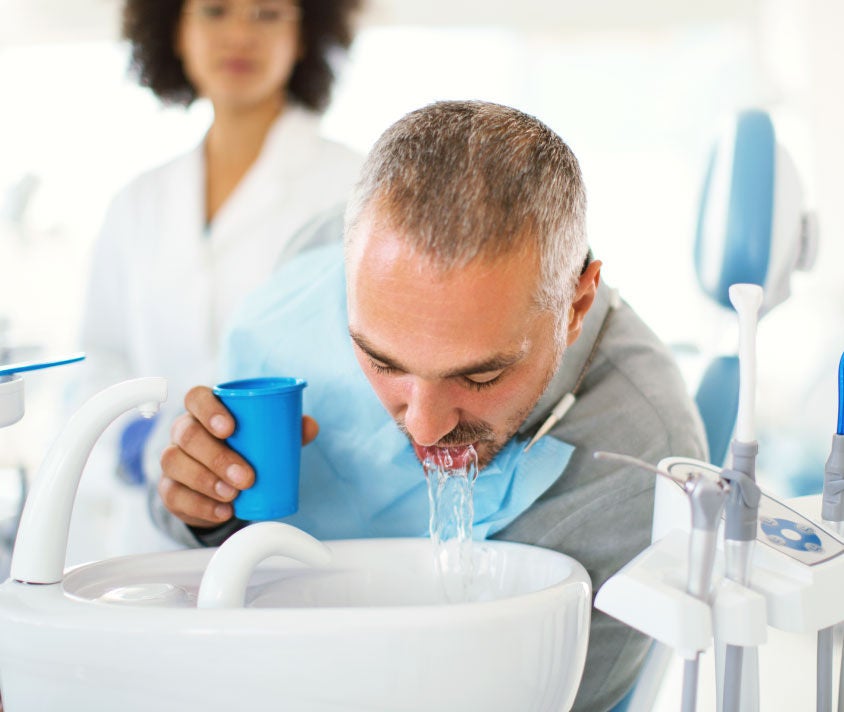 غسول الفم المناسب لمشكلات اللثة؟
