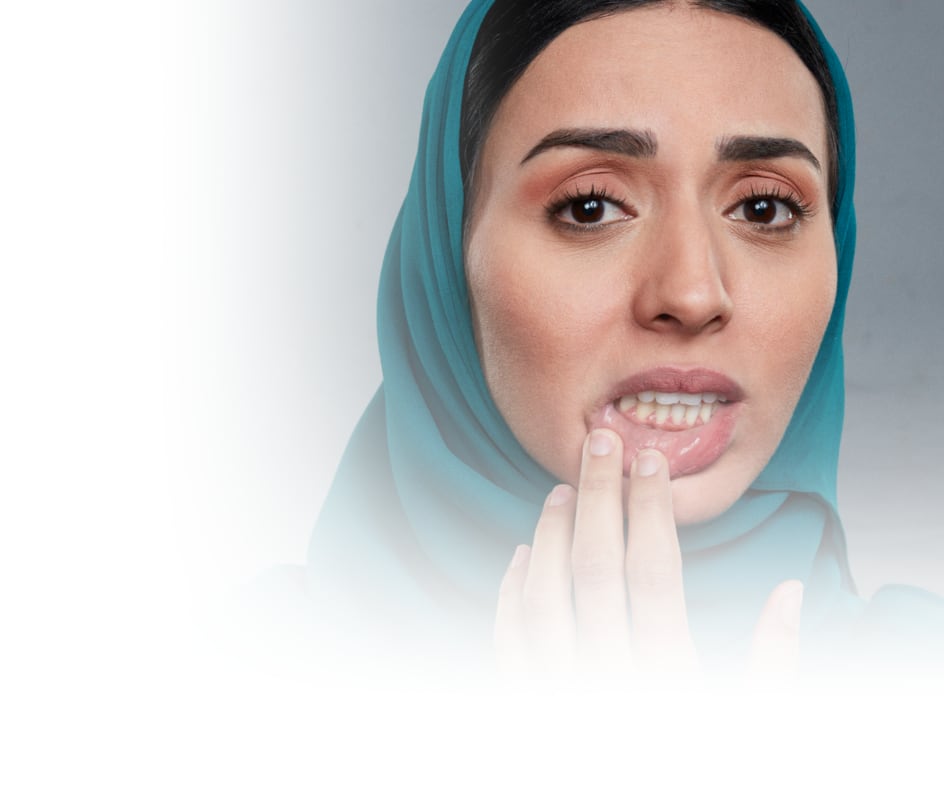 امرأة تعاني من آلام في اللثة امرأة تعاني من آلام في اللثة